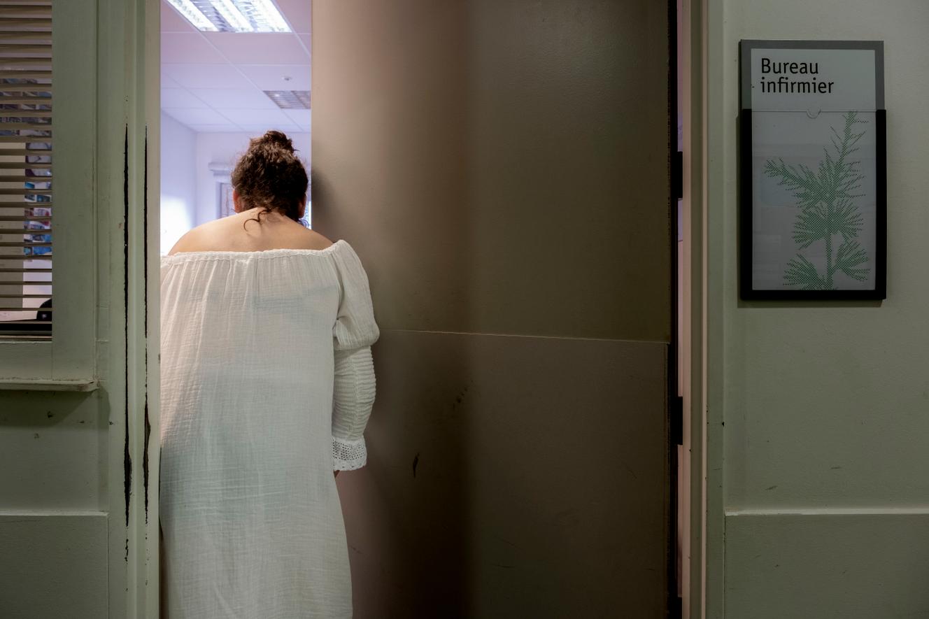 Une patiente, dans les couloirs du centre hospitalier Le Vinatier, unité HC1 du pôle Centre rive gauche, hospitalisation complète de psychiatrie générale, à Bron (Rhône), le 22 septembre 2021.