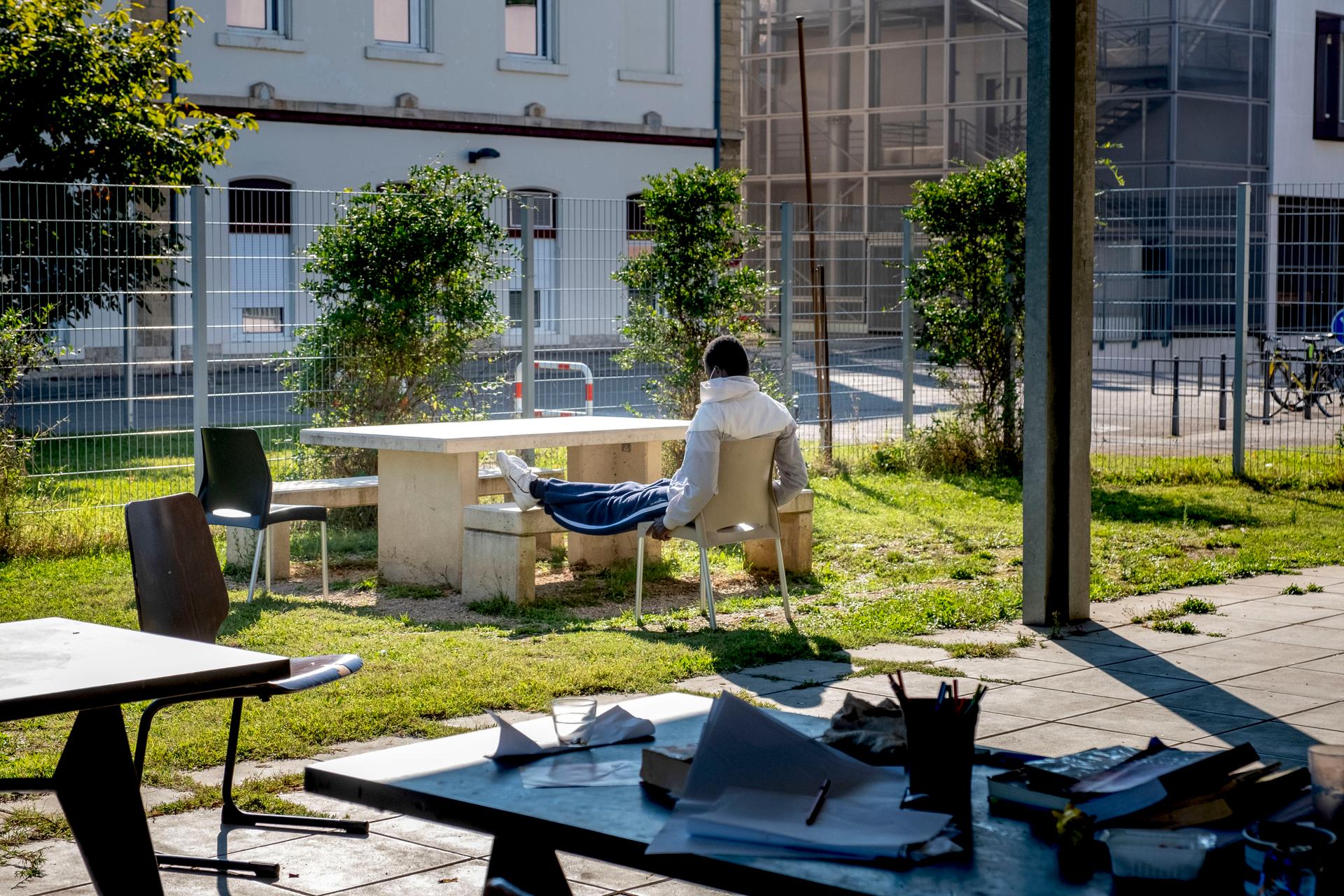 Un patient dans le parc du centre hospitalier Le Vinatier, à Bron (Rhône), le 22 septembre 2021.