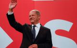 TOPSHOT - German Finance Minister, Vice-Chancellor and the Social Democrats (SPD) candidate for Chancellor Olaf Scholz waves at the Social Democrats (SPD) headquarters after the estimates were broadcast on TV, in Berlin on September 26, 2021 after the German general elections. (Photo by Odd ANDERSEN / AFP)