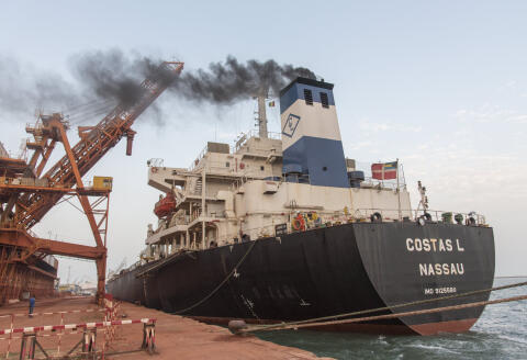 Costas L / Nassau. Terminal d'exportation maritime de bauxite, fabrication de l'aluminium, chargement des cargos navires transport marine marchande