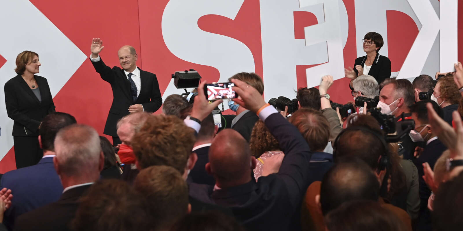 Olaf Scholz, candidat à la chancellerie du Parti social-démocrate allemand, le SPD,  le soir de la victoire du parti aux élections législatives, dimanche 26 septembre, au quartier général du SPD à Berlin.