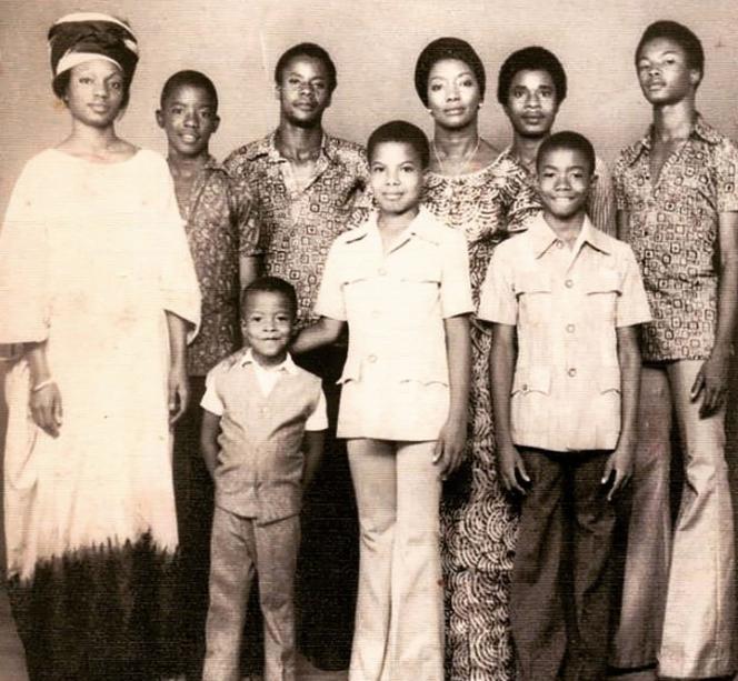 Lamine Badian Kouyaté (au centre), avec ses six frères, sa mère (à droite) et une cousine de sa mère (à gauche), à Bamako, au Mali, en 1973.