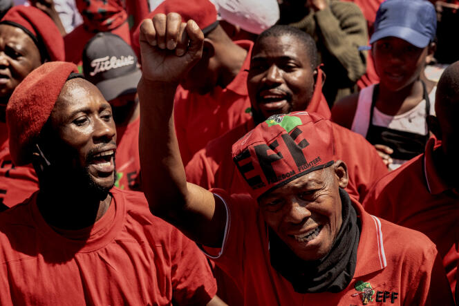 Des partisans des Combattants pour la liberté économique (EFF) au meeting du parti, à Johannesburg, le 26 septembre 2021.