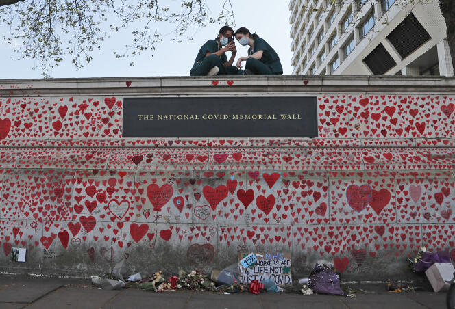 Des infirmières de l’hôpital St Thomas sont assises au sommet du National Covid Memorial Wall, à Londres, le 27 avril 2021.