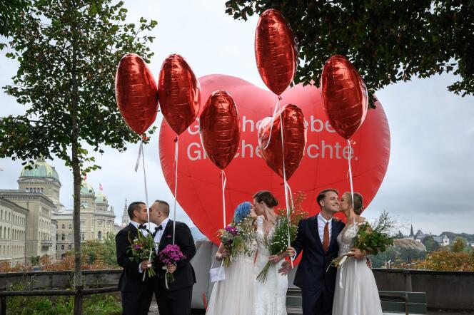 Des couples posent lors de la journée nationale de référendum sur le mariage homosexuel, à Berne, en Suisse, le 26 septembre.