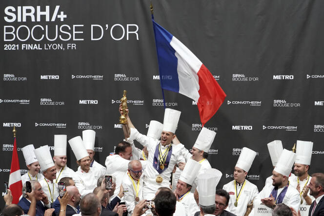 Le chef français Davy Tissot, au centre de la photo, lundi 27 septembre 2021, à Lyon.