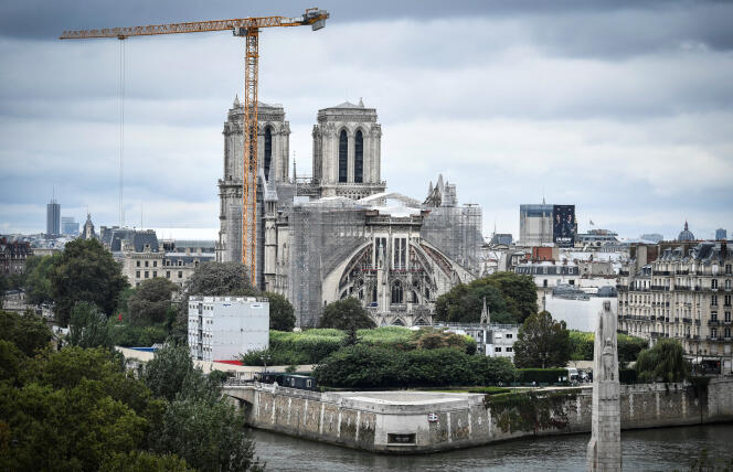 Une grue géante se hisse devant la cathédrale Notre-Dame, partiellement détruite par un incendie il y a deux ans, à Paris, le 19 août 2021.