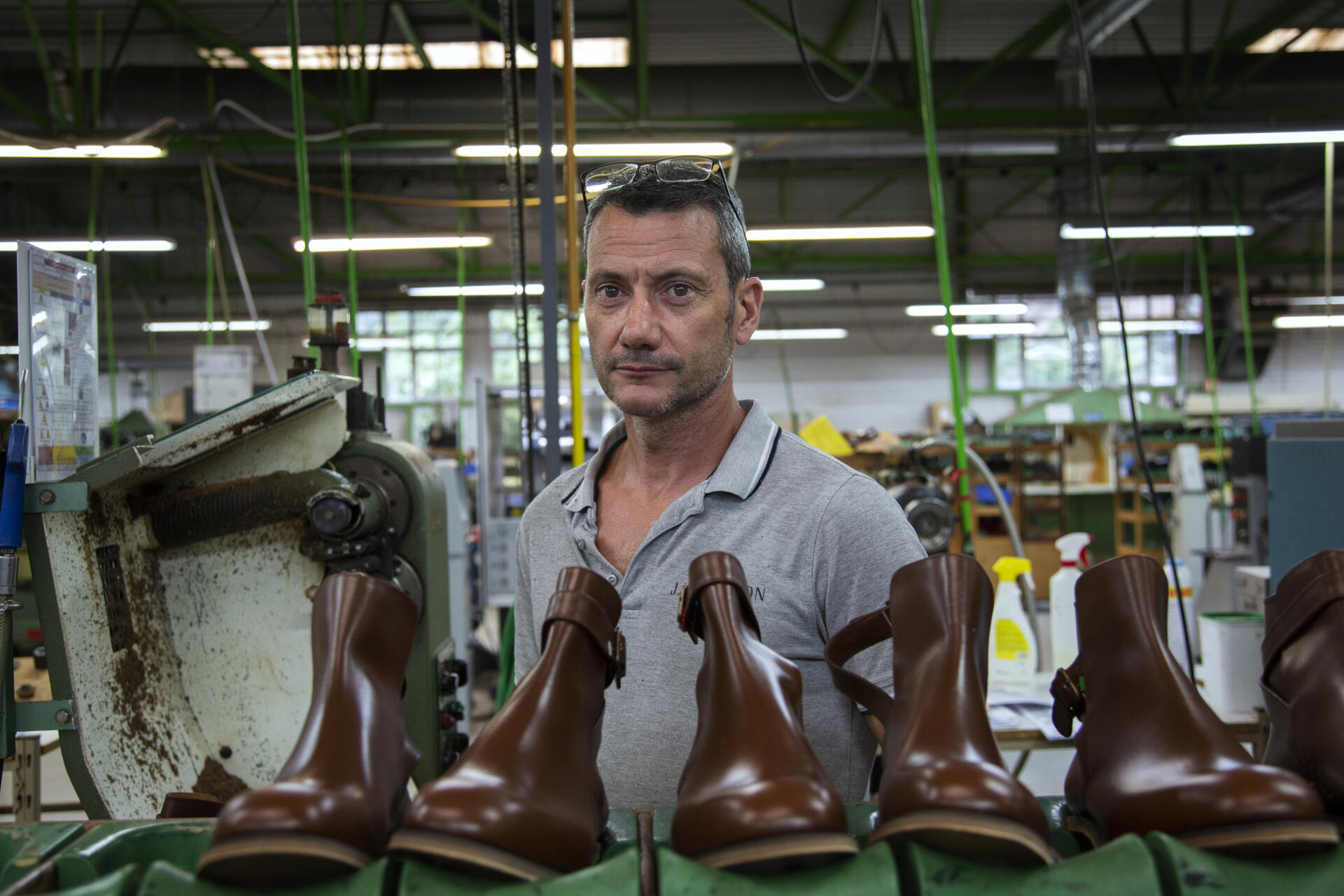 Michael Frangne, fraiseur à l’atelier montage de l’usine J.M. Weston, à Limoges, le 16 septembre 2021.