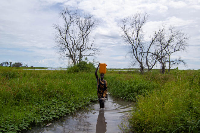 Une jeune fille va chercher de l’eau dans le Nil au camp de déplacés de Malual Agorbar, près de Bor.