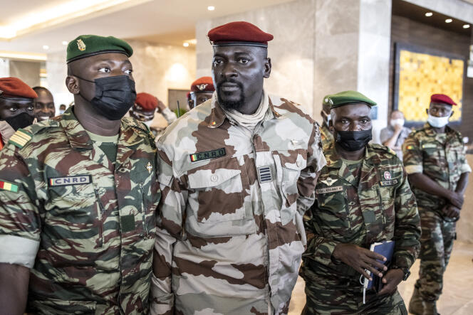 Le colonel Mamady Doumbouya (au centre), chef de la junte militaire au pouvoir en Guinée, à Conakry, le 17 septembre 2021.