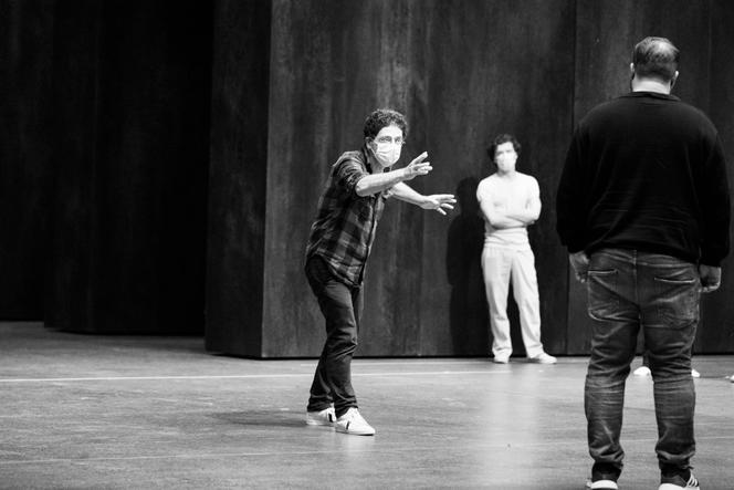 Wajdi Mouawad lors des répétitions d’« Œdipe » à l’Opéra national de Paris, le 20 août 2021.