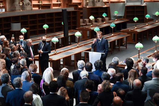 Emmanuel Macron (au centre) lors de son discours sur le site Richelieu de la Bibliothèque nationale de France (BNF) à Paris, le 28 septembre 2021.