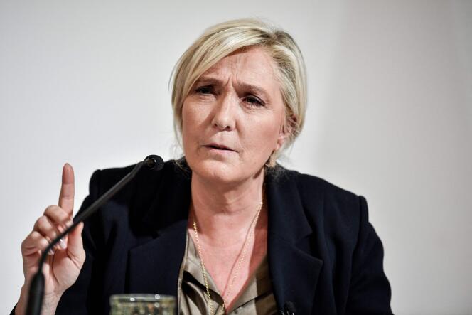 La candidate du Rassemblement national à l’élection présidentielle de 2022, Marine Le Pen, présente son projet de loi sur l’identité et l’immigration, à Paris, mardi 28 septembre.