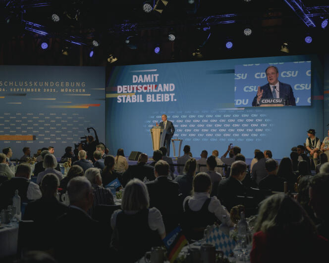 Armin Laschet, chef de file des conservateurs allemands, à Munich, le 24 septembre 2021. Sur le mur : « Pour que l’Allemagne reste stable ».