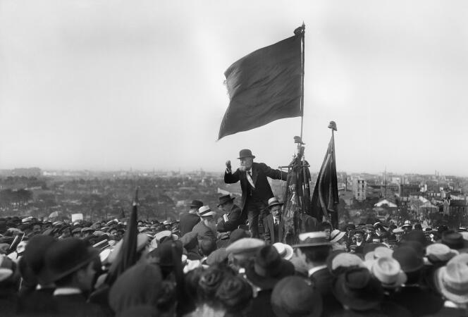 Jean Jaurès, lors de la manifestation contre la loi qui porte de deux à trois ans le service militaire obligatoire, au Pré-Saint-Gervais, près de Paris, le 25 mai 1913.