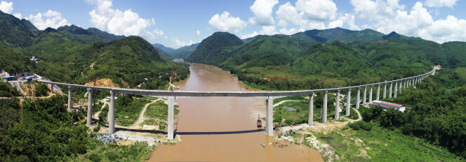 Vue aérienne d’un pont reliant la Chine au Laos par voie ferroviaire et traversant le fleuve Mékong, au Laos, en juillet 2020.