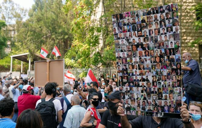 Des photos des victimes de l’explosion du port de Beyrouth en 2020, lors de la manifestation devant le palais de justice après qu’une enquête sur l’explosion a été gelée, le 29 septembre 2021.