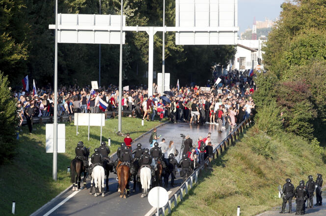 Des policiers bloquent la route lors de la manifestation contre la vaccination et les mesures sanitaires à Ljubljana, en Slovénie, le 29 septembre 2021.