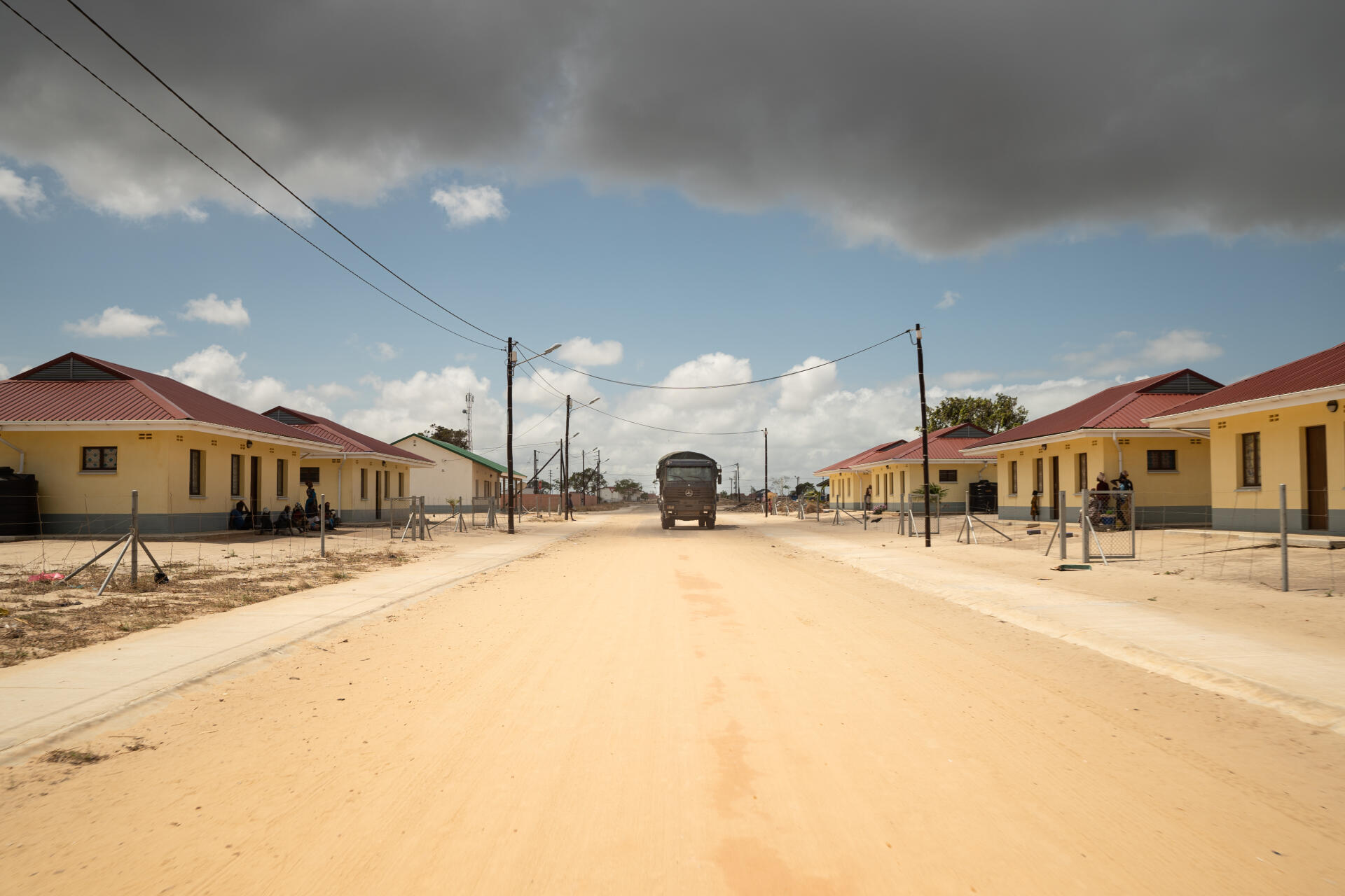 Un camion de l’armée rwandaise roule au milieu de maisons à Quitunda, dans le nord du Mozambique, le 22 septembre 2021. Près de 400 maisons ont été construites par l’entreprise française Total pour les populations locales lorsque la compagnie a entamé son mégaprojet gazier.