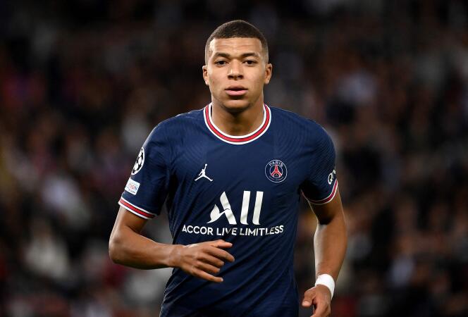 Kylian Mbappé has finally decided to stay at PSG, after an endless series that kept the football world in suspense for months.