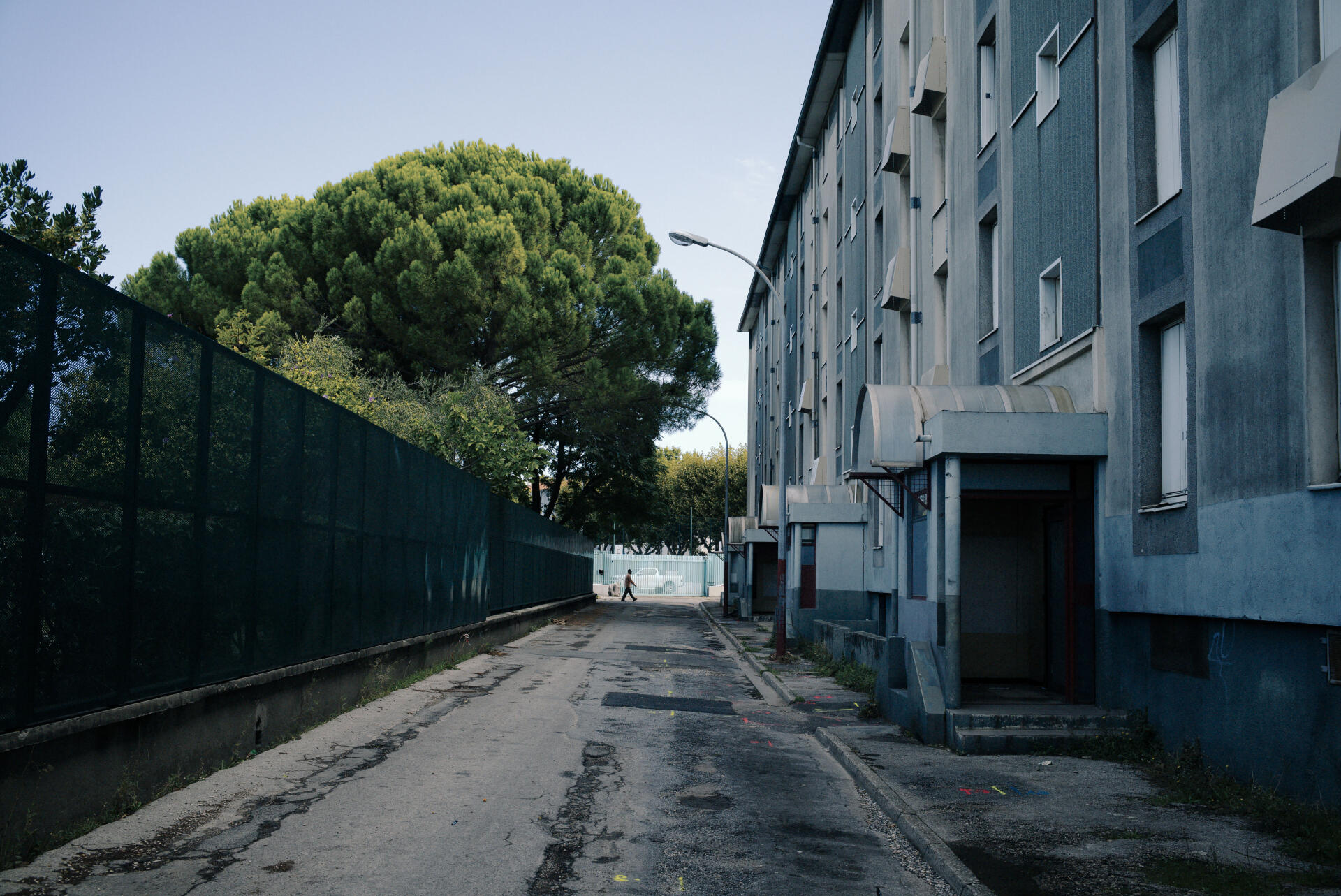 Des grilles hautes de trois mètres protègent de l’intrusion des trafiquants de drogue l’école Georges-Bruguier, située dans le quartier du Chemin-Bas-d’Avignon, à Nîmes, le 21 septembre 2021.
