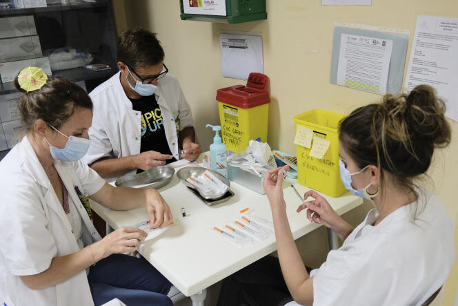 Preparation of doses of the Pfizer-BioNTech vaccine in Noumea (New Caledonia), September 7, 2021.