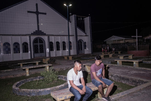 Des membres de la tribu Mayoruna devant une église catholique, située à l’entrée du territoire indigène du Vale do Javari, à Atalaia do Norte, au Brésil, le 15 août 2021.