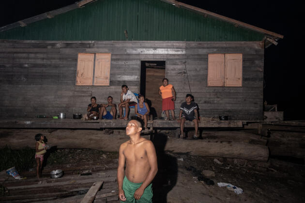 Des indigènes kanamari vivant dans un camp de fortune sur les rives de la rivière Javari, dans la ville d’Atalaia do Norte, au Brésil, le 15 août 2021.