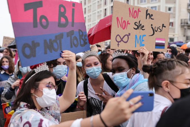 Des participants au défilé annuel de la Marche des fiertés, à Paris, le 26 juin 2021.