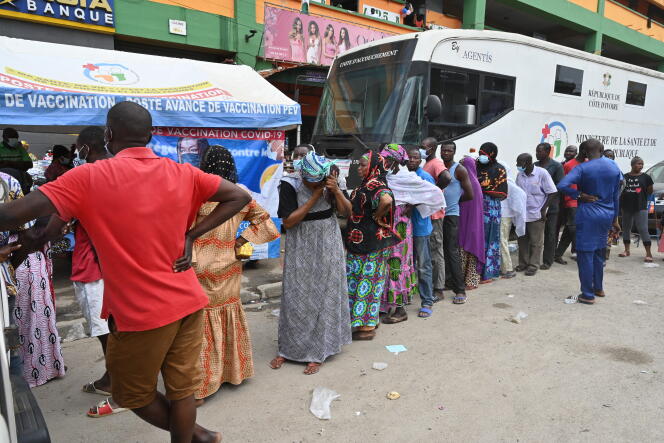 Des personnes attendent de se faire vacciner contre le Covid-19 au marché principal d’Adjamé, à Abidjan, le 27 août 2021.