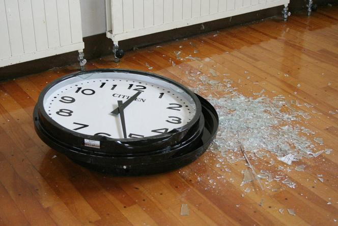 Dans le gymnase Ono à Hirono (Japon), dans la zone sud de Fukushima, une secousse sismique a arrêté l’horloge.