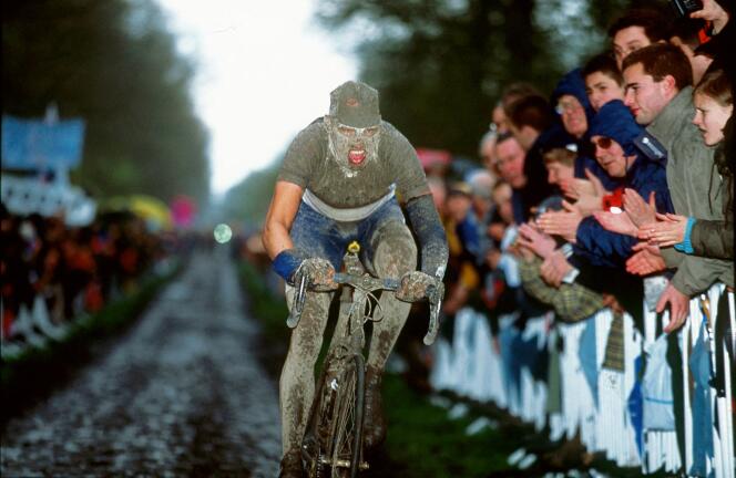 Le coureur Wielfried Peeters lors de l’édition 2001 de la course cycliste Paris-Roubaix, le 15 avril 2001.