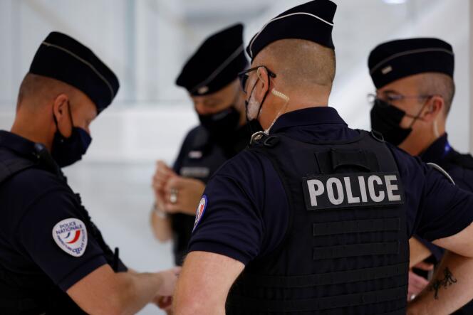 Des policiers, à Paris, le 30 septembre 2021.