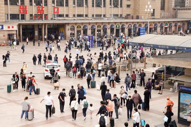 Devant la gare ferroviaire de Pékin, en Chine, le 30 septembre 2021.