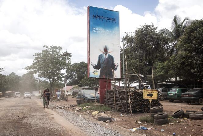 Un panneau d’affichage de l’ancien président guinéen, d’Alpha Condé, à Conakry, le 16 septembre 2021.