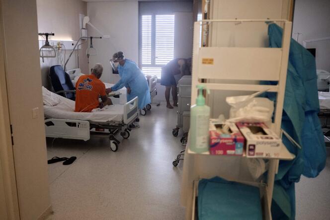 Alors que prés de 300 patients sont hospitalisés en Nouvelle-Calédonie, dont 56 en réanimation, le centre hospitalier territorial est saturé.