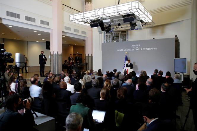 Emmanuel Macron prononce le discours de clôture des Assises de la santé mentale et de la psychiatrie, au ministère des solidarités et de la santé, à Paris, le 28 septembre.