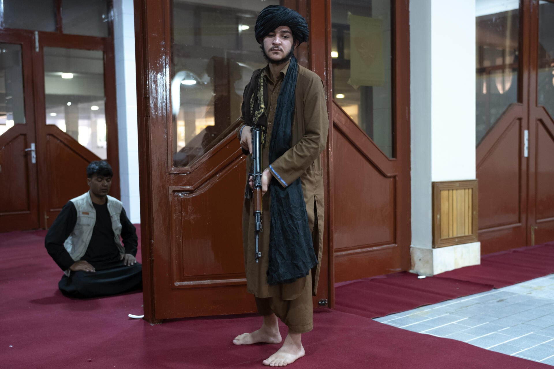 Un taliban assure la sécurité pendant la grande prière du vendredi à la mosquée Abdul Rahman Khan, à Kaboul, le 17 septembre 2021.