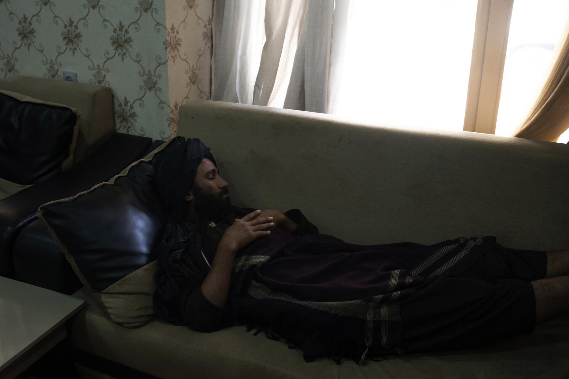 Un taliban se repose dans le bureau du responsable de l’information et de la culture à Mazar-e Charif, le 10 septembre 2021. Les combattants, souvent venus de province environnantes, dorment dans des endroits improvisés.