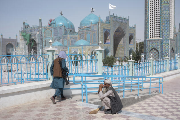 Un taliban avec un fusil d’assaut américain M16 quitte la grande mosquée bleue Rawze-i-Sharif, dans le centre-ville de Mazar-e Charif, le 10 septembre 2021.