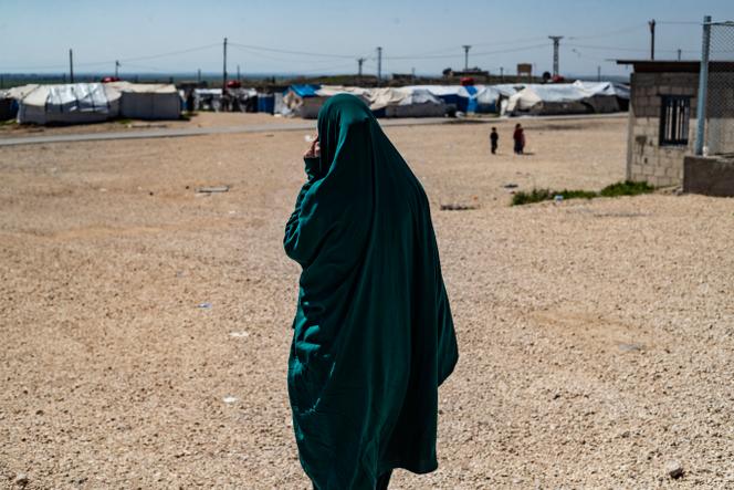 Une femme française liée à l’organisation Etat islamique, dans le camp de Roj, en Syrie, le 28 mars 2021.
