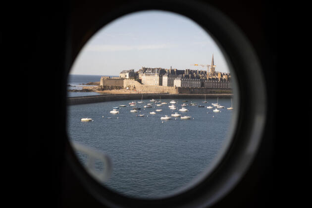 Saint-Malo (Ille-et-Vilaine) vu depuis un hublot de l’« Armorique », le 7 septembre 2021.