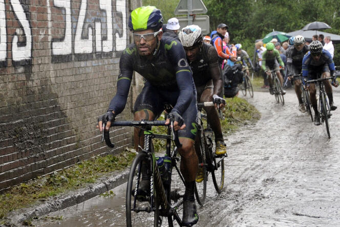 Le 9 juillet 2014, les coureurs du Tour de France, à l’image de l’Espagnol José Joaquin Rojas, affrontent les pavés du Nord lors de la 5e étape,  sous la pluie et dans la boue.