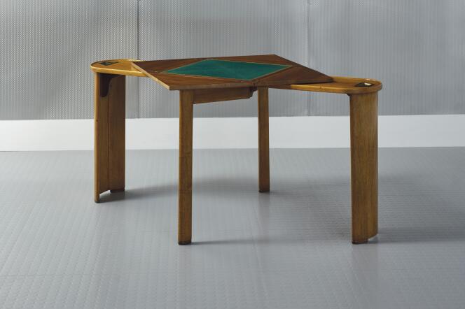 Table de jeu de mouchoir MB241 A de Pierre Chareau, créée vers 1926, estimée entre 80 000 et 120 000 euros