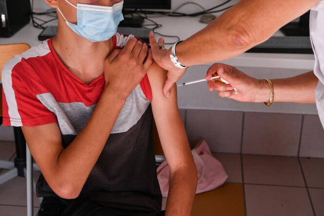 Un adolescent se fait vacciner dans un collège à Privas, le 6 septembre 2021.