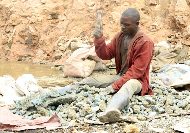 Un travailleur d’une mine de cobalt dans la province du Katanga, en RDC, en 2015.