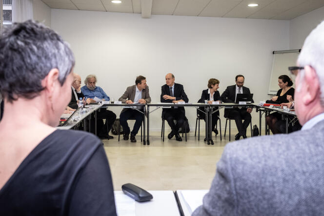 Les membres de la commission réunis autour de leur président, Jean-Marc Sauvé (au centre), à Paris, en février 2019.
