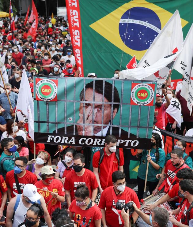 Les manifestants ont défilé pour dénoncer la corruption de l’administration Bolsonaro et demander le départ du président, à São Paulo (Brésil), le 2 octobre 2021.