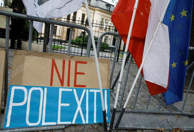 Une banderole sur laquelle est écrit « Pas de polexit » est posée devant le tribunal constitutionnel de Varsovie, le 22 septembre 2021.