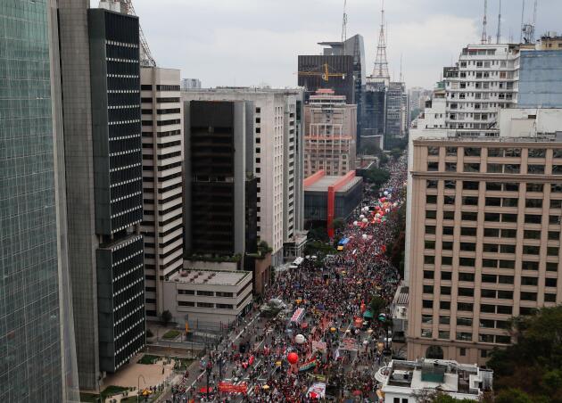 Les manifestants ont envahi l’avenue Paulista, à São Paulo (Brésil), le 2 octobre 2021.